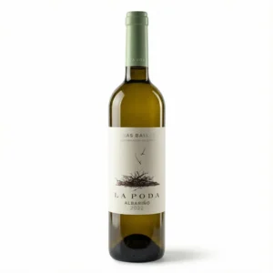 La_Poda_Albarino_Hvidvin Flaske La Poda Albariño 2022 hvidvin fra Rías Baixas i Spanien med lys glasflaske og moderne etiket i lyse nuancer.